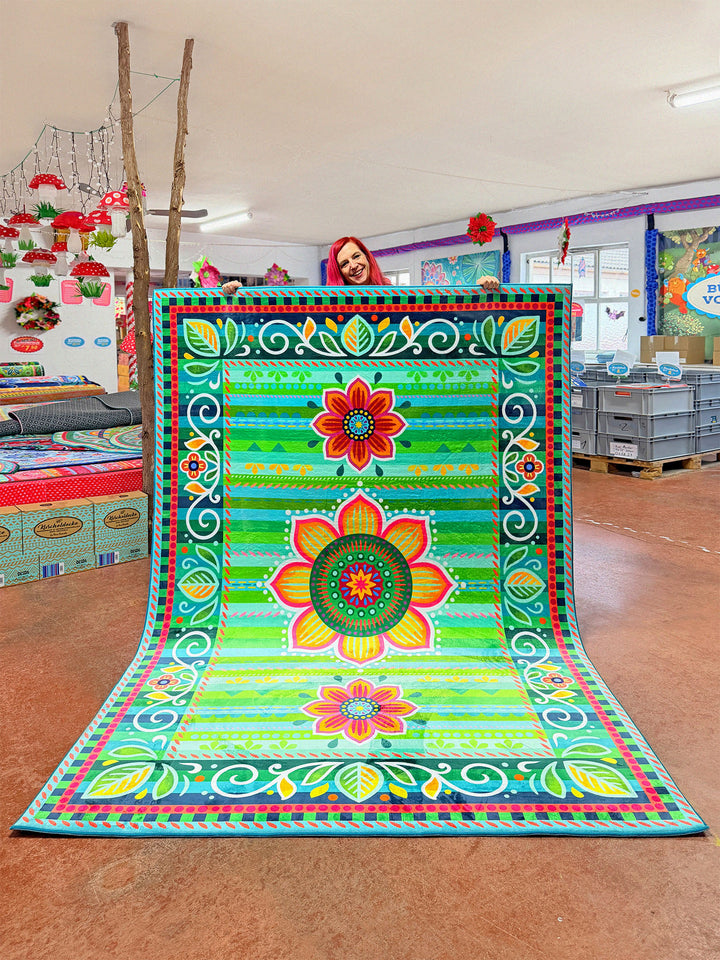 Superweicher Teppich im Design von Bine Brändle mit dem Motiv Jasmin in Grün, lebendig und dekorativ gestaltet.