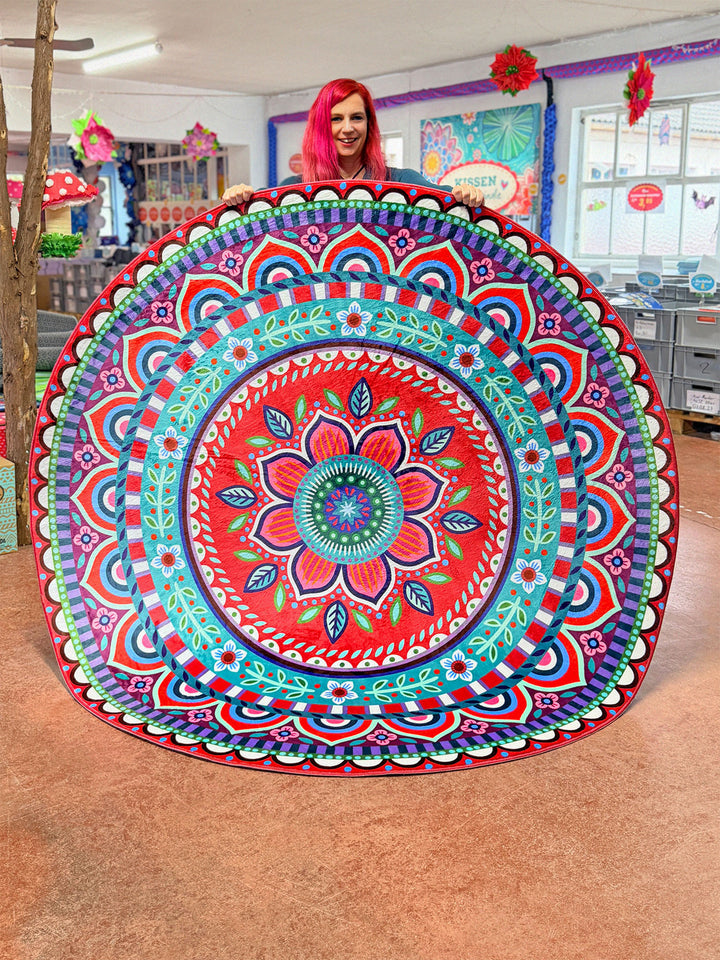 Superweicher runder Teppich im Design von Bine Brändle mit dem Motiv Jasmin in Rot, lebendig und dekorativ gestaltet.