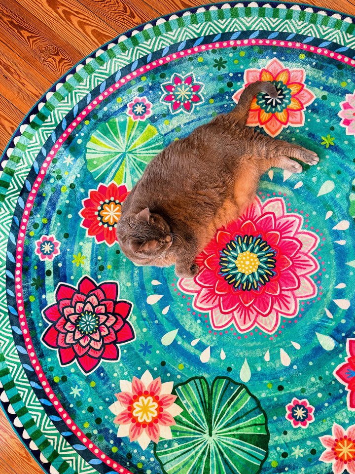 Superweicher Teppich im Design von Bine Brändle mit einem grünen Seerosenteich-Motiv in natürlicher, harmonischer Optik.