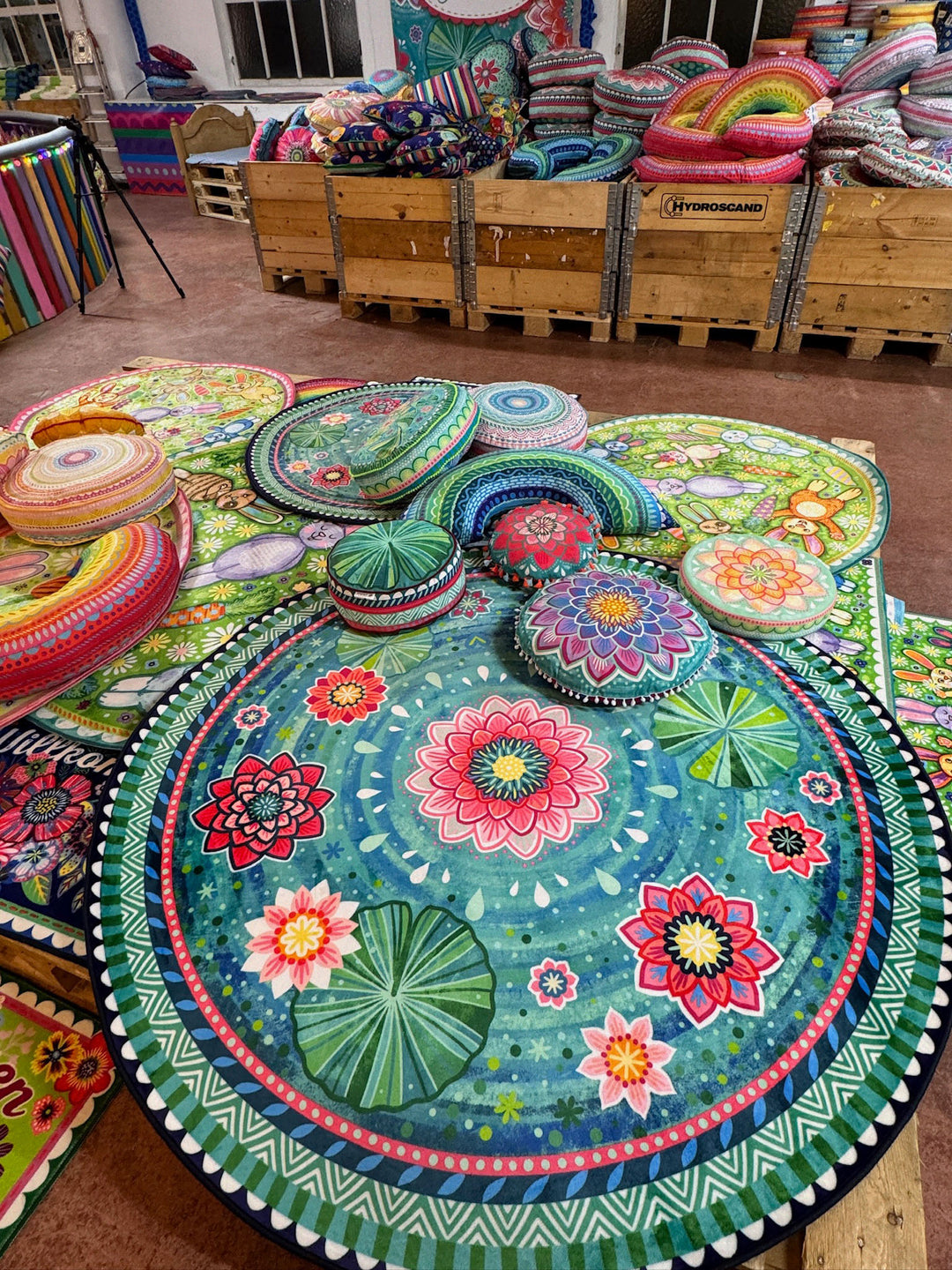 Superweicher Teppich im Design von Bine Brändle mit einem grünen Seerosenteich-Motiv in natürlicher, harmonischer Optik.